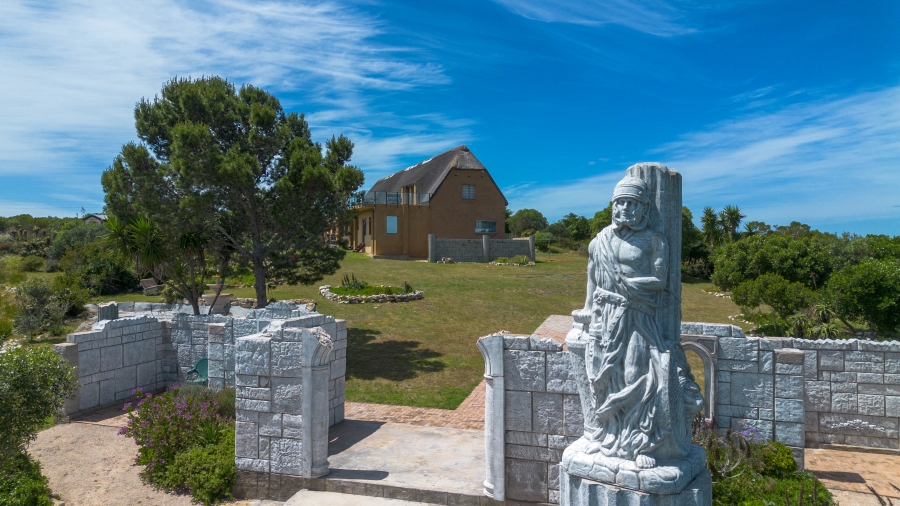 6 Bedroom Property for Sale in Stilbaai Oos Western Cape